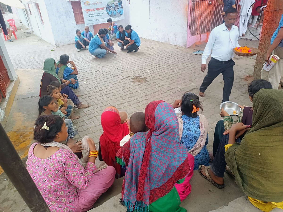 Badlavindia_org's tweet photo. Day 8 of #SarthakPart3
Today, our team staged street plays at Balaganj Chauraha and Hanuman Mandir, Dubagga, continuing conversations around rehabilitation and support for people engaged in begging.

#badlavindia #streettheatre #lucknow https://t.co/WqhzMSNpnk