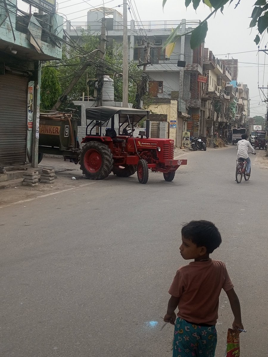 kuljinder888's tweet photo. See Attached Images. Tractor is still in the half of the road ,no one can do anything of dashmesh atta chakki(politically influence) @DGPPunjabPolice @BhagwantMann  @sasnagarpolice @TrafficSASNagar please help in getting it removed https://t.co/eASsDZA1x7