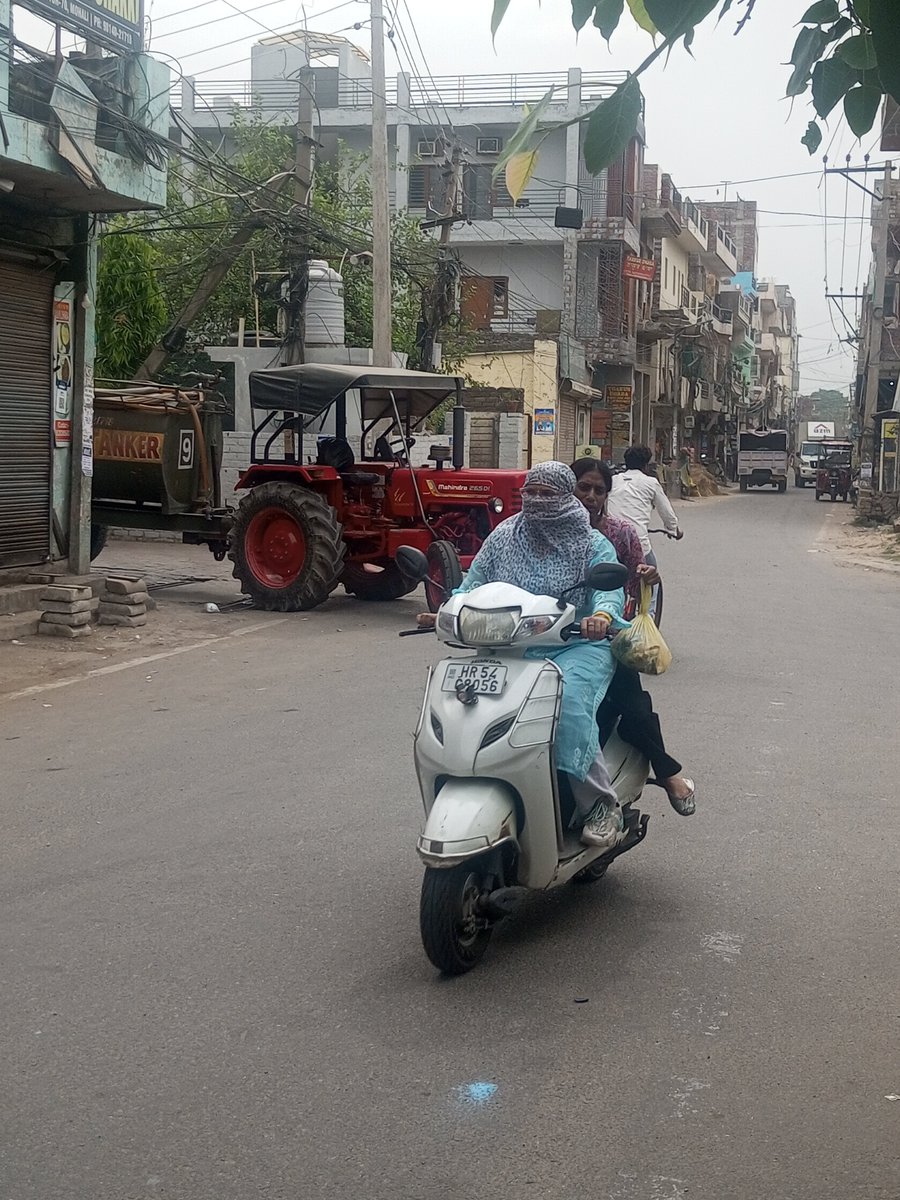 kuljinder888's tweet photo. See Attached Images. Tractor is still in the half of the road ,no one can do anything of dashmesh atta chakki(politically influence) @DGPPunjabPolice @BhagwantMann  @sasnagarpolice @TrafficSASNagar please help in getting it removed https://t.co/eASsDZA1x7