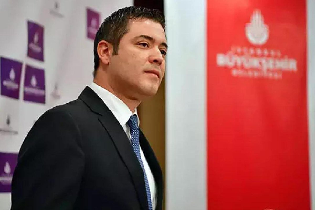 TKRgazete's tweet photo. Murat Ongun:

“Bizi tutuklatan delili açıklıyorum. İddia makamının, şoför tutkusunun kaynağı: Kültür A.Ş. eski genel müdürü Serdal Taşkın'ın şoförü Orhan Cevahiroğlu'nun ifadesi. Daha polis sorgusunda, yalan olduğunu ispatladığımız bir beyan. Yalan ifşa olunca, ifademi alan polis de şaşırdı. Çıktı odadan telefon etti, birkaç dakika sonra döndü, 'Neyse, devam edelim' dedi. 'Beyanınızı yazdım' dedi. Ve daha o gün emniyette yalan olduğunu ispat ettiğimiz beyanla, iftiracı Orhan Cevahiroğlu'nun beyanıyla, Türkiye'nin cumhurbaşkanı adayı, Türkiye ve Avrupa'nın en büyük kentinin belediye başkanı tutuklandı. Fatih Keleş, ben, Necati Özkan, Hüseyin Köksal ve Serdal Taşkın da öyle.

Yok, yani 40 itirafçı bir Orhan etmemiş. Bir Orhan, koca İstanbul'u tutuklatmış. Akıl tutulması. 4 bin değil, 40 bin sayfa yazsalar, bunlara kimse işte bu yüzden inanmıyor. Beni rüşvetle suçlayanı da, tutuklayan hâkime hanımı da Allah'a havale ediyorum. Şimdilik!”

(İrem Karataş)