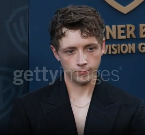 Mathias96818224's tweet photo. WAIT
so he does have an earring?!!??!?!?!!?!?
holy shit https://t.co/W9T95VEVjD