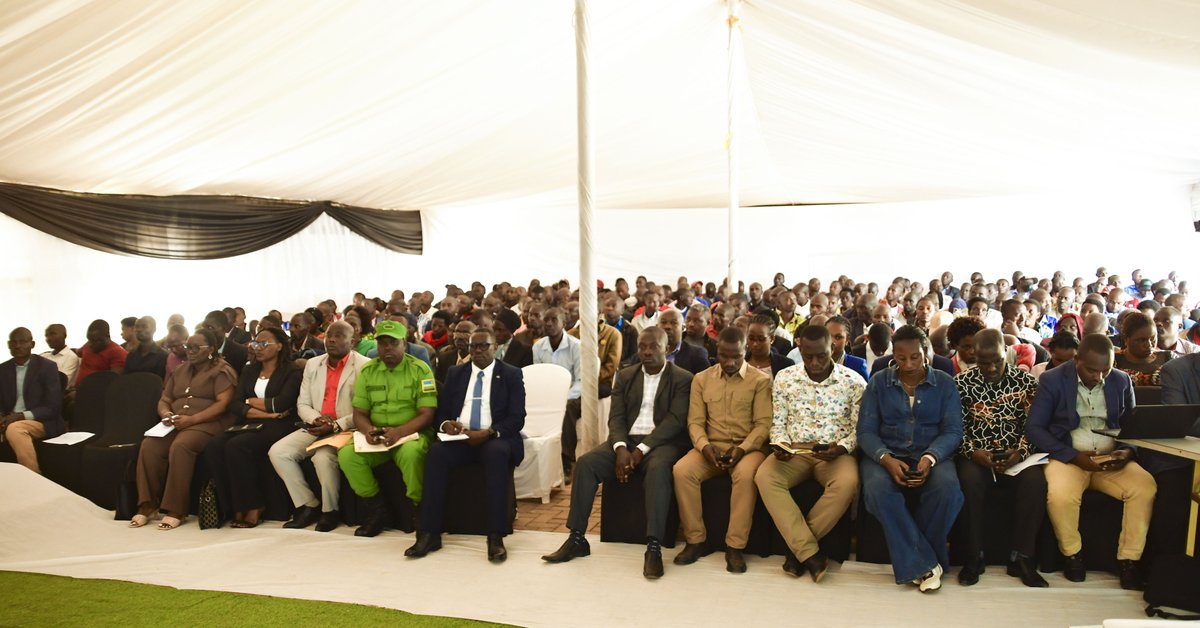 RwandaNorth's tweet photo. Ku Cyicaro cy’Akarere ka Burera hateraniye Inama Mpuzabikorwa y’aka Karere. Abayitabiriye bararebera hamwe ibyagezweho muri gahunda z’iterambere n’imibereho myiza y’abaturage, banafata ingamba zo kurushaho kunoza imitangire ya serivisi no gukomeza gushyira umuturage ku isonga https://t.co/6J0c0k8VDv