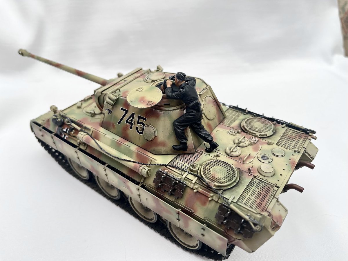 IanTheWelder63's tweet photo. #JFFLetterB
#JustForFunScaleModels
Panther is finished! Just had its coat of varnish and finished off the two figures. Still feel that I struggle with camouflage, particularly the colours, but I’m delighted with this one. It will be off to its new owner next week 😃 https://t.co/2qwQLtmK26