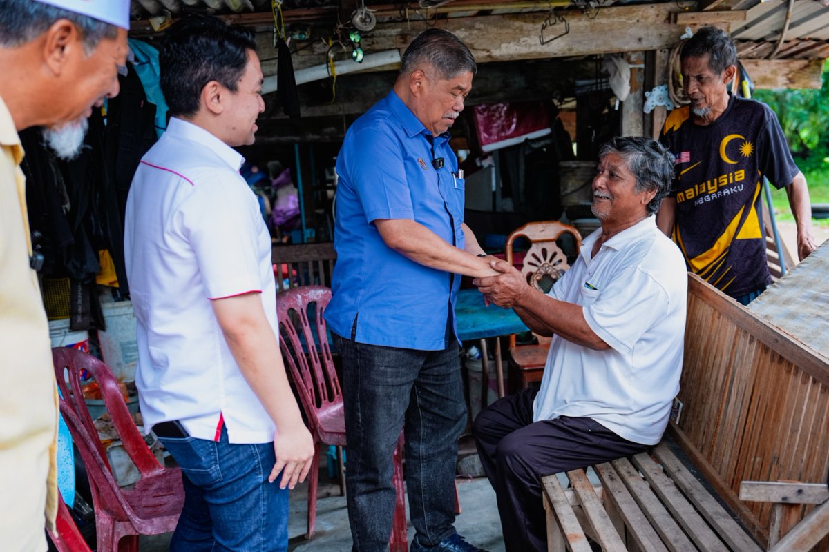 nafashq's tweet photo. Pengurus Besar NAFAS, Encik Muhammad Faris bin Arriffin, telah mengiringi Yang Berhormat Datuk Seri Mohamad Sabu, Menteri Pertanian dan Keterjaminan Makanan (KPKM), dalam satu sesi Ziarah Peladang bagi menyantuni ahli-ahli peladang di bawah Pertubuhan Peladang Kawasan (PPK) Pagoh https://t.co/vIvpbEC6Vm