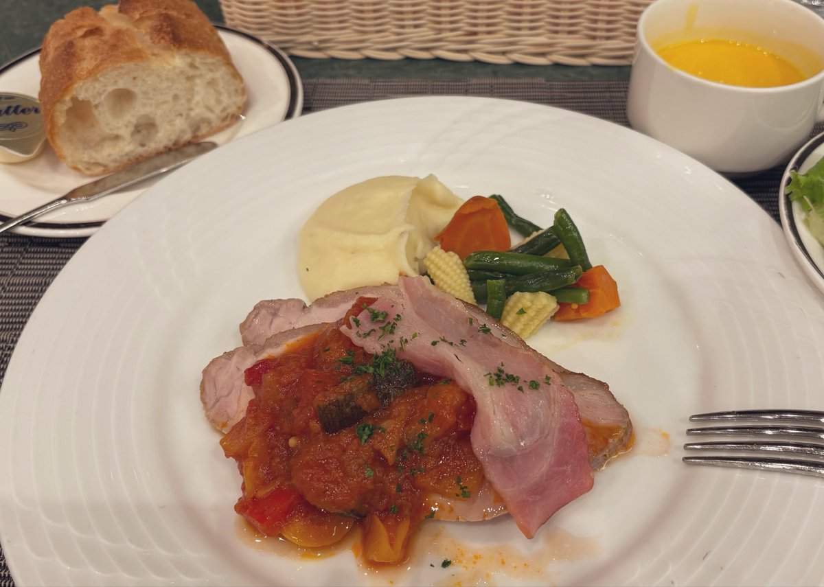 sysy115's tweet photo. 水戸のトレード終了のお知らせを受けて、今日のランチはデザートまで食べたよ〜😋 https://t.co/fxFFYxwerV