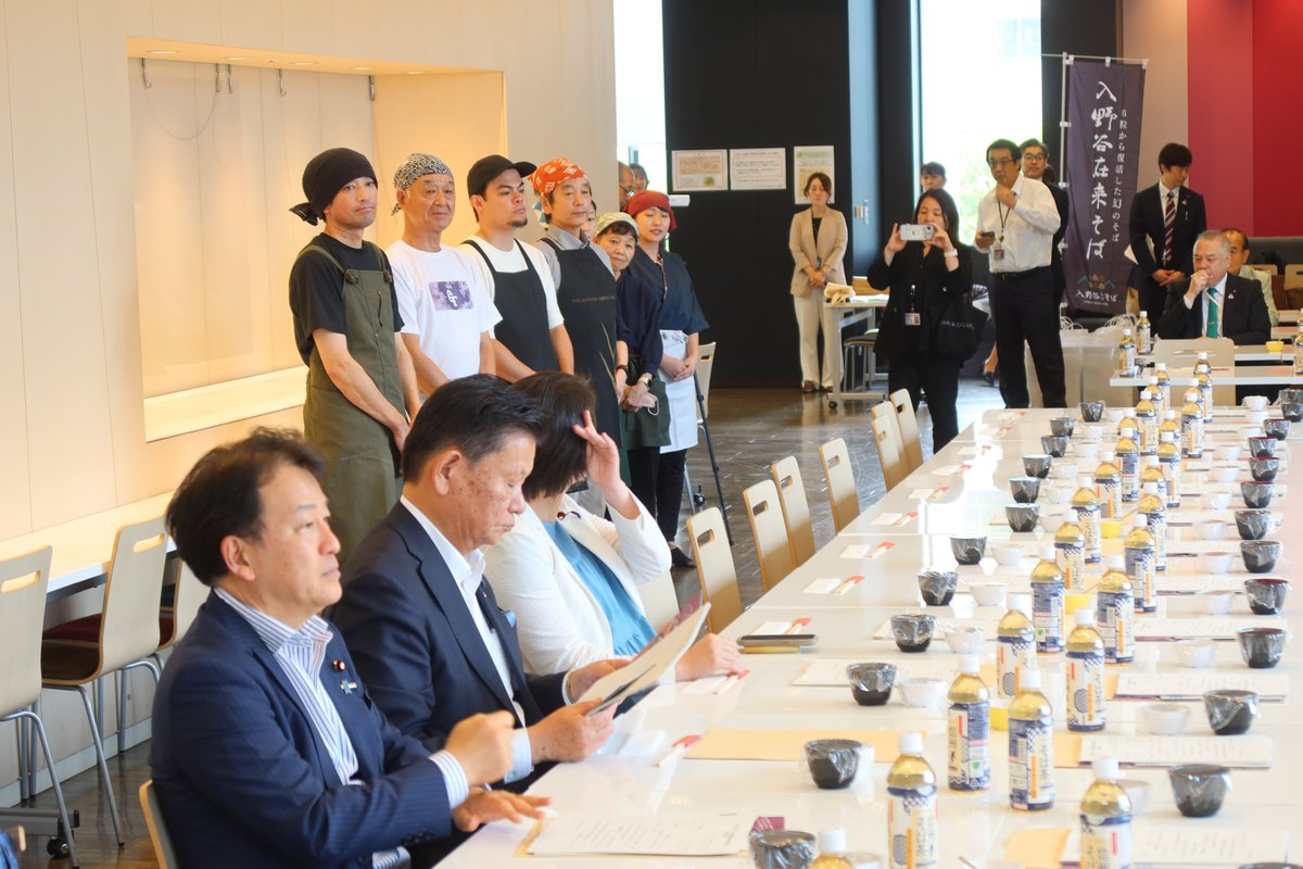 michirojim's tweet photo. 昨日は、私が会長を務める「自民党蕎麦振興議員連盟総会・試食会」を開催しました。
議事では、日本蕎麦協会の田中秀樹会長、全国農業協同組合中央会の藤間則和常務理事からのご挨拶に続いて、農水省より「蕎麦をめぐる情勢」、農研機構からは「ソバ新品種の紹介と現在進行中の研究」について、それぞれ説明を受けました。
引き続いて、蕎麦の試食会を開催し、高遠そば組合の山根健司監事から「高遠藩の蕎麦の歴史と特徴・地域振興の取組」についてご説明をいただくとともに、高遠そば組合の皆さまにご用意をいただいた「寒晒蕎麦」と「入野谷在来蕎麦」の試食を行いました。
今回は、多くの皆さまのご協力をいただき、充実した勉強会を開催することが出来ました。ご協力をいただきました皆さまに心から感謝を申し上げます。
引き続き、国産蕎麦の生産振興や、蕎麦を通じた地域活性化、蕎麦の食文化の発展に向けて努力してまいります。