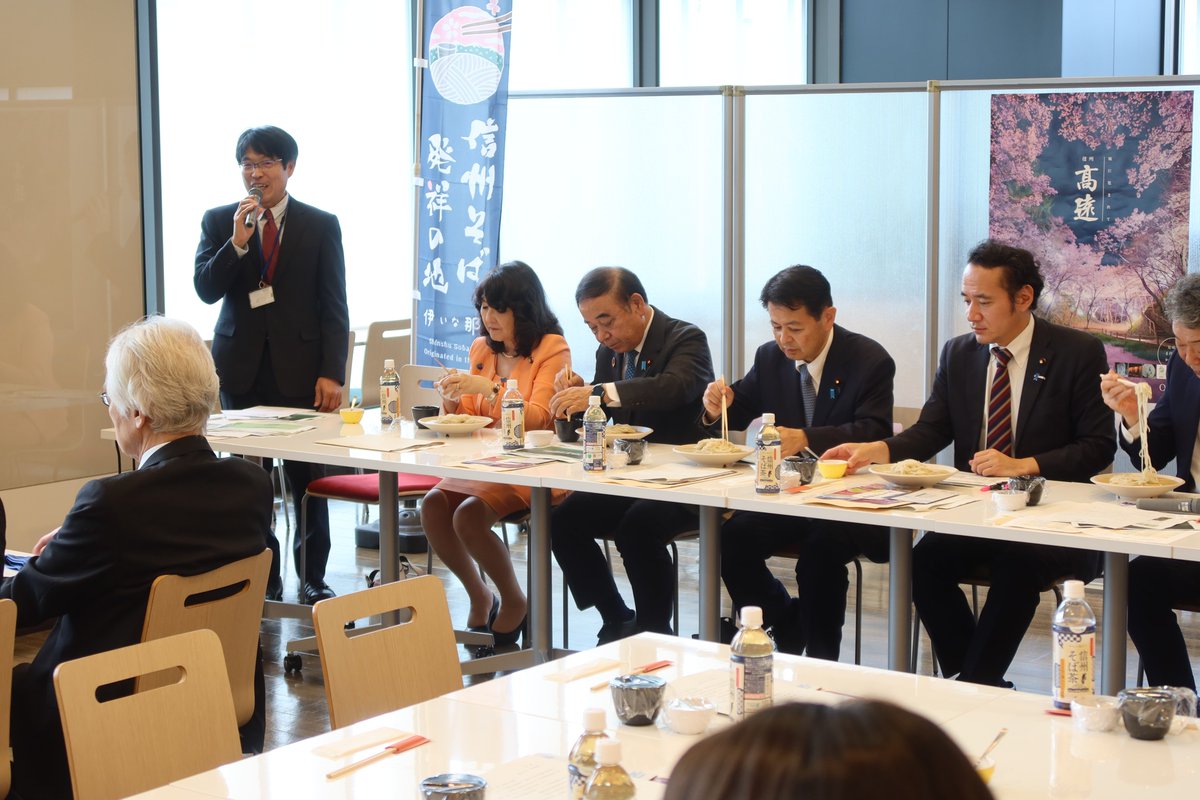 michirojim's tweet photo. 昨日は、私が会長を務める「自民党蕎麦振興議員連盟総会・試食会」を開催しました。
議事では、日本蕎麦協会の田中秀樹会長、全国農業協同組合中央会の藤間則和常務理事からのご挨拶に続いて、農水省より「蕎麦をめぐる情勢」、農研機構からは「ソバ新品種の紹介と現在進行中の研究」について、それぞれ説明を受けました。
引き続いて、蕎麦の試食会を開催し、高遠そば組合の山根健司監事から「高遠藩の蕎麦の歴史と特徴・地域振興の取組」についてご説明をいただくとともに、高遠そば組合の皆さまにご用意をいただいた「寒晒蕎麦」と「入野谷在来蕎麦」の試食を行いました。
今回は、多くの皆さまのご協力をいただき、充実した勉強会を開催することが出来ました。ご協力をいただきました皆さまに心から感謝を申し上げます。
引き続き、国産蕎麦の生産振興や、蕎麦を通じた地域活性化、蕎麦の食文化の発展に向けて努力してまいります。