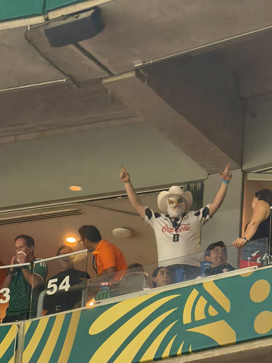 elpollit0's tweet photo. Le dije a mi esposa que andaba el Harem y el porkis ,que oso que sepan que traía brillamos en la cara por que traía la máscara del místico por todo el Estadio Monterrey. https://t.co/SdjDvWkXqk
