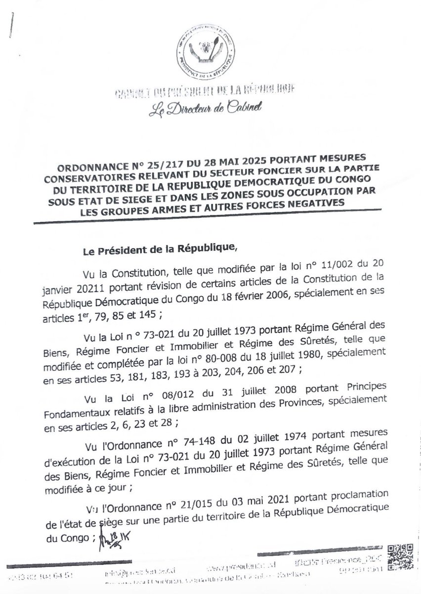 michombero's tweet photo. #RDC 🇨🇩 : interdiction stricte de toute vente de parcelles dans les zones occupées par l’AFC/M23 

Le gouvernement de la République démocratique du Congo a instauré un strict encadrement des transactions foncières dans les zones sous état de siège et celles occupées par des groupes armés, notamment les zones contrôlées par le M23 dans l’Est du pays, à travers l’Ordonnance n°25/217 du 28 mai 2025.

Ce texte présidentiel, signé à Kinshasa, interdit toute opération de vente, de mutation, de lotissement ou d’attribution de terres dans les territoires sous occupation, une mesure qui vise directement les espaces affectés par les conflits armés dans les provinces du Nord-Kivu et du Sud-Kivu, où le groupe armé M23 est présent.

Selon l’ordonnance, « tous les actes tendant à attribuer et/ou à affecter des terres dans les zones sous occupation sont interdits », incluant la signature de contrats fonciers, la création de nouveaux lotissements, les mutations de propriétés, les enquêtes cadastrales, ainsi que la perception des taxes et redevances foncières.

Le texte précise également que toute opération foncière est suspendue dans ces zones, y compris la délivrance de nouveaux certificats d’enregistrement et les expropriations pour cause d’utilité publique. Toute violation de ces dispositions est frappée de nullité, et les auteurs s’exposent à des poursuites judiciaires.

Dans les zones sous état de siège, déjà en vigueur dans certaines parties de l’Est, des restrictions additionnelles sont imposées : limitation des concessions à 0,5 hectare pour les actes administratifs locaux, suspension des lotissements et gel des mutations de grandes superficies. Les autorités provinciales sont également interdites de modifier le statut des terres publiques.

Le gouvernement justifie cette mesure par la nécessité de protéger les droits fonciers des populations déplacées par les conflits armés, qui ont abandonné leurs terres et biens en raison des combats. L’exécutif affirme vouloir éviter la répétition des litiges fonciers observés lors des précédentes guerres dans l’Est de la RDC, notamment autour de villes comme Goma et Bukavu.

L’ordonnance vise également à « préserver les droits acquis » et à préparer le retour des déplacés internes, dans un contexte où les tensions foncières constituent un facteur récurrent d’instabilité dans les zones en conflit.

Le texte prévoit enfin que ces mesures prendront fin uniquement avec la levée de l’état de siège et la déclaration officielle de libération des zones occupées.