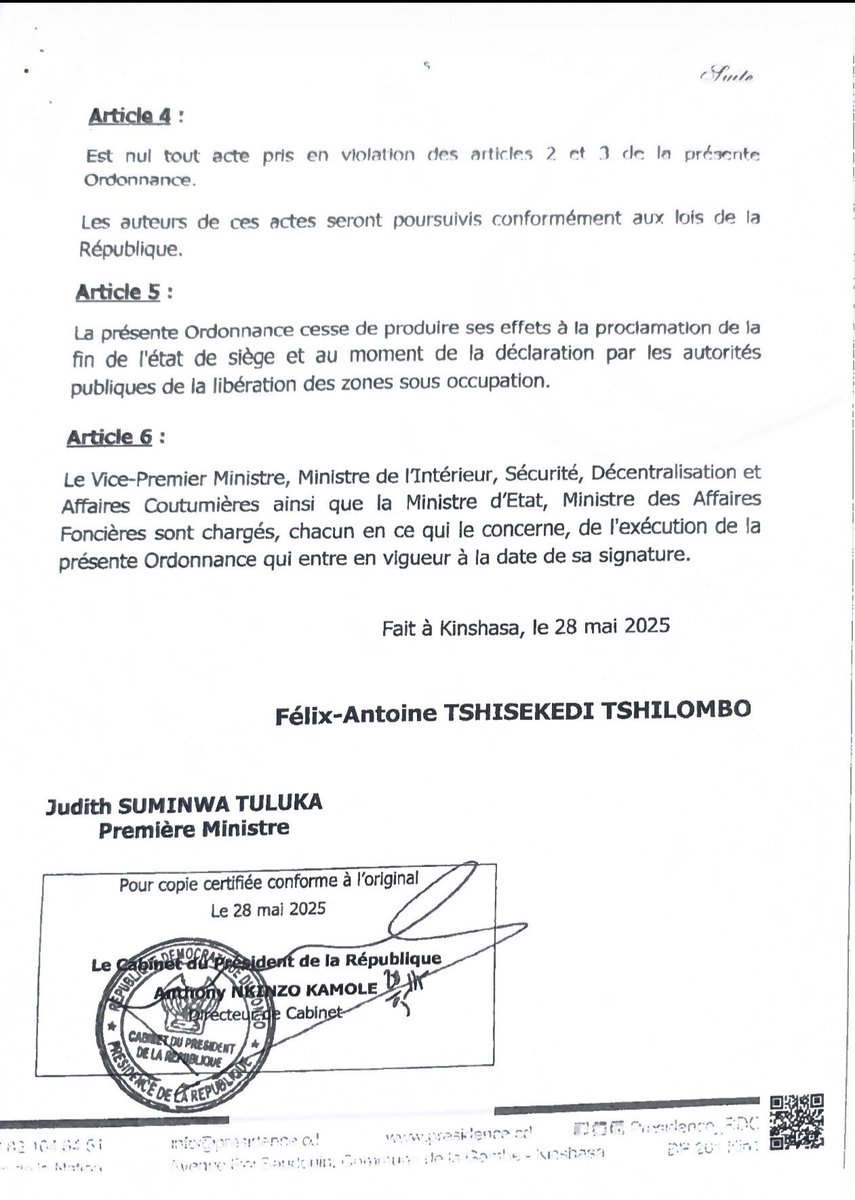 michombero's tweet photo. #RDC 🇨🇩 : interdiction stricte de toute vente de parcelles dans les zones occupées par l’AFC/M23 

Le gouvernement de la République démocratique du Congo a instauré un strict encadrement des transactions foncières dans les zones sous état de siège et celles occupées par des groupes armés, notamment les zones contrôlées par le M23 dans l’Est du pays, à travers l’Ordonnance n°25/217 du 28 mai 2025.

Ce texte présidentiel, signé à Kinshasa, interdit toute opération de vente, de mutation, de lotissement ou d’attribution de terres dans les territoires sous occupation, une mesure qui vise directement les espaces affectés par les conflits armés dans les provinces du Nord-Kivu et du Sud-Kivu, où le groupe armé M23 est présent.

Selon l’ordonnance, « tous les actes tendant à attribuer et/ou à affecter des terres dans les zones sous occupation sont interdits », incluant la signature de contrats fonciers, la création de nouveaux lotissements, les mutations de propriétés, les enquêtes cadastrales, ainsi que la perception des taxes et redevances foncières.

Le texte précise également que toute opération foncière est suspendue dans ces zones, y compris la délivrance de nouveaux certificats d’enregistrement et les expropriations pour cause d’utilité publique. Toute violation de ces dispositions est frappée de nullité, et les auteurs s’exposent à des poursuites judiciaires.

Dans les zones sous état de siège, déjà en vigueur dans certaines parties de l’Est, des restrictions additionnelles sont imposées : limitation des concessions à 0,5 hectare pour les actes administratifs locaux, suspension des lotissements et gel des mutations de grandes superficies. Les autorités provinciales sont également interdites de modifier le statut des terres publiques.

Le gouvernement justifie cette mesure par la nécessité de protéger les droits fonciers des populations déplacées par les conflits armés, qui ont abandonné leurs terres et biens en raison des combats. L’exécutif affirme vouloir éviter la répétition des litiges fonciers observés lors des précédentes guerres dans l’Est de la RDC, notamment autour de villes comme Goma et Bukavu.

L’ordonnance vise également à « préserver les droits acquis » et à préparer le retour des déplacés internes, dans un contexte où les tensions foncières constituent un facteur récurrent d’instabilité dans les zones en conflit.

Le texte prévoit enfin que ces mesures prendront fin uniquement avec la levée de l’état de siège et la déclaration officielle de libération des zones occupées.