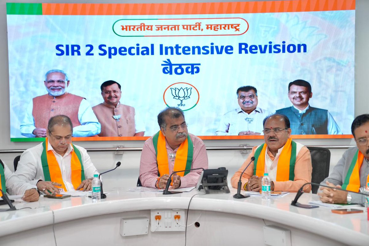RaviDadaChavan's tweet photo. मतदार यादी विशेष सखोल पुनर्निरीक्षण प्रक्रियेच्या (S. I. R.) अनुषंगाने भाजपा महाराष्ट्र प्रदेश यांच्या वतीने  S. I. R. विषयातील महाराष्ट्राचे केंद्रीय प्रभारी आमदार भगवानदास सबनानी यांच्या प्रमुख उपस्थितीत एक महत्त्वपूर्ण बैठक पार पडली. 

मतदार यादीचे शुद्धीकरण हे सशक्त लोकशाहीचे प्रमुख लक्षण आहे. त्यामुळे प्रत्येकाने S. I. R. मोहिमेत सहभागी होऊन हा राष्ट्रीय कार्यक्रम यशस्वी करावा, असे आवाहन यावेळी केले.

याप्रसंगी भाजपा मुंबई अध्यक्ष आ. अमित साटम, प्रदेश सरचिटणीस आ. योगेश सागर, प्रदेश सरचिटणीस आ. निरंजन डावखरे, प्रदेश सरचिटणीस आ. संजय कुटे, प्रदेश सरचिटणीस आ. माधवीताई नाईक, प्रदेश सरचिटणीस राजेश पांडे, प्रदेश सरचिटणीस सुनील राणे, रवी भुसारी आदी मान्यवर उपस्थित होते

#VoterVerification #SIRProcess #ElectoralRollUpdate #BJP4Maharashtra