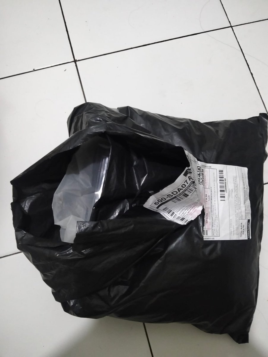 mintchan145's tweet photo. @jntexpressid Dan sekarang kostumku yang kembali sobek polymailernya kek gini, untungnya isinya aman. Masih lengkap.

Heran deh bisa kek gini, parah bgt sobeknya🥰
Kalo kek gini terus ya next time gabakal pake jnt😁
Kecewa hehe

@jntexpressid https://t.co/Uv7psIIlb7