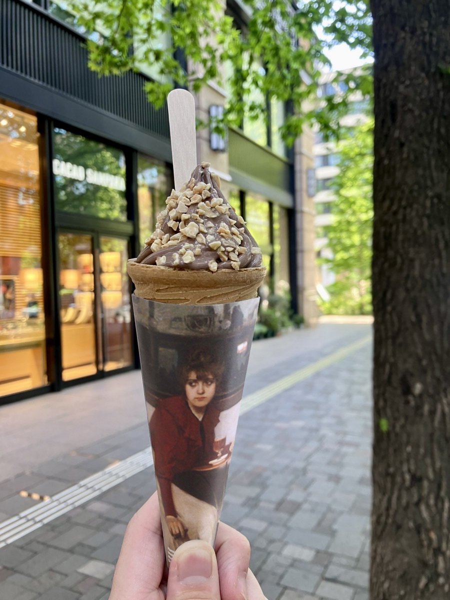 ichigokan_PR's tweet photo. 【“カフェ”に集う芸術家×カカオサンパカ】

今日はソフトクリームの日！

カカオサンパカ丸の内本店にて、ローストアーモンドをトッピングした本展だけのオリジナルソフトクリームを、9月23日（水・祝）まで販売中。

メインビジュアルをデザインしたスリーブを三菱一号館美術館のチケット窓口にご提示いただくと、本展の観覧料が100円引きとなります。

「“カフェ”に集う芸術家」展にお越しいただく前も、ご鑑賞後にもぜひお立ち寄りください。

※割引はチケット窓口での購入の場合のみ適用。他の割引との併用不可。

#カフェ展
#カカオサンパカ
