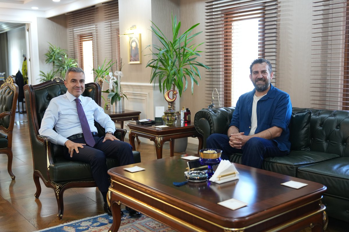 TC_Beyoglu's tweet photo. 📍Güneydoğu Gazimiz Sayın Murat Zonp ve kıymetli ailesi,
📍Michelin Yeşil Yıldız ödüllü şefi Sayın Maksut Aşkar,
Kaymakamımız Sayın Abdullah Atakan Atasoy’u ziyaret etti.
Nazik ziyaretleri için kendilerine teşekkür ederiz.
@TC_istanbul
@gul_davut
@ataatasoy19 https://t.co/ybXvMAuKra