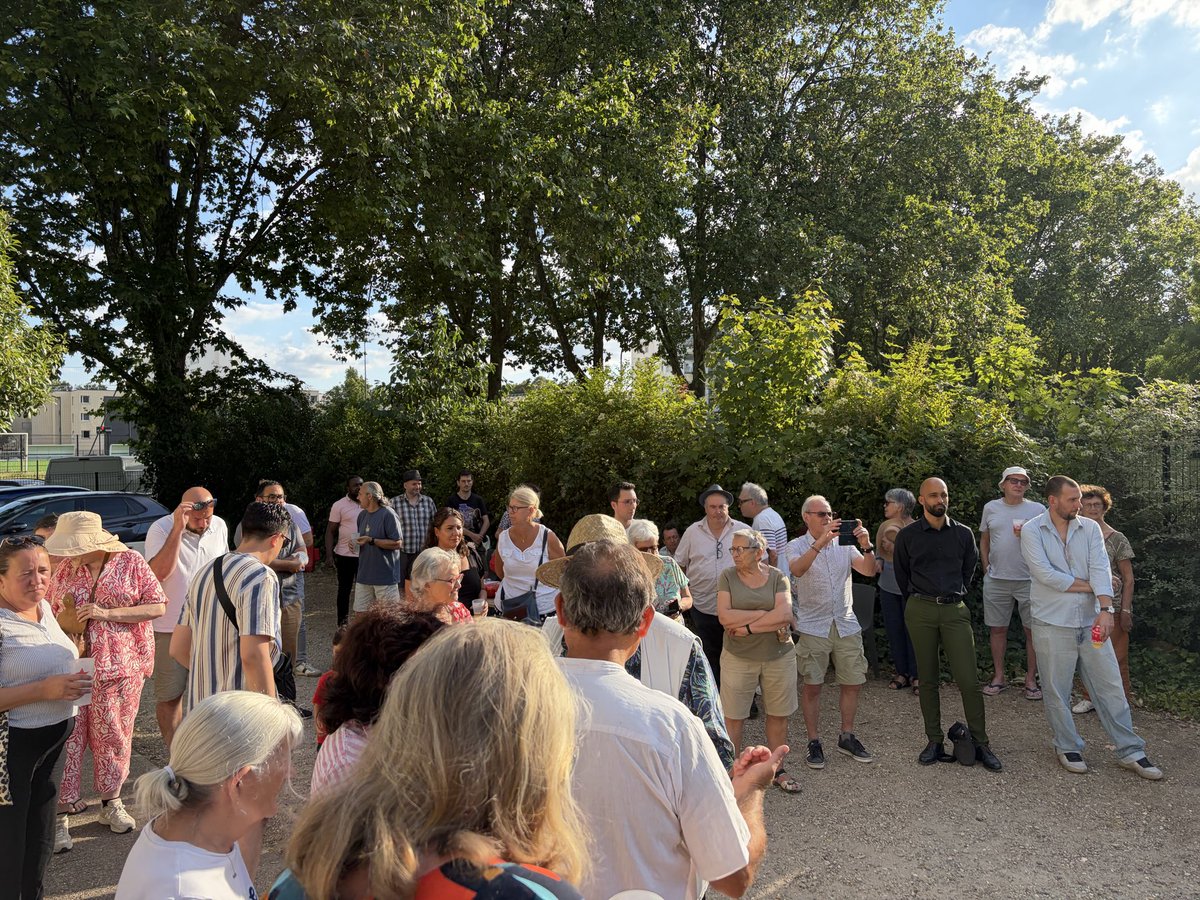 MHAmiable's tweet photo. Le plaisir d’accueillir @fabien_gay à Bagneux pour le rendez-vous de diffusion de la vignette de la fête de l’humanité organisé par les communistes de la ville. Merci aux amis Insoumis et Écologistes présents. 
@helenecillieres @realMaximeFaure https://t.co/EyOHqkv2Mt