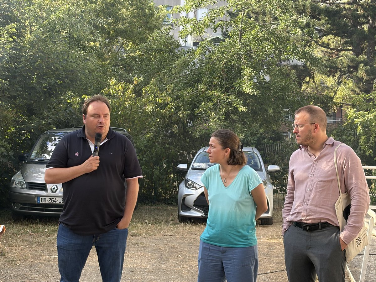 MHAmiable's tweet photo. Le plaisir d’accueillir @fabien_gay à Bagneux pour le rendez-vous de diffusion de la vignette de la fête de l’humanité organisé par les communistes de la ville. Merci aux amis Insoumis et Écologistes présents. 
@helenecillieres @realMaximeFaure https://t.co/EyOHqkv2Mt