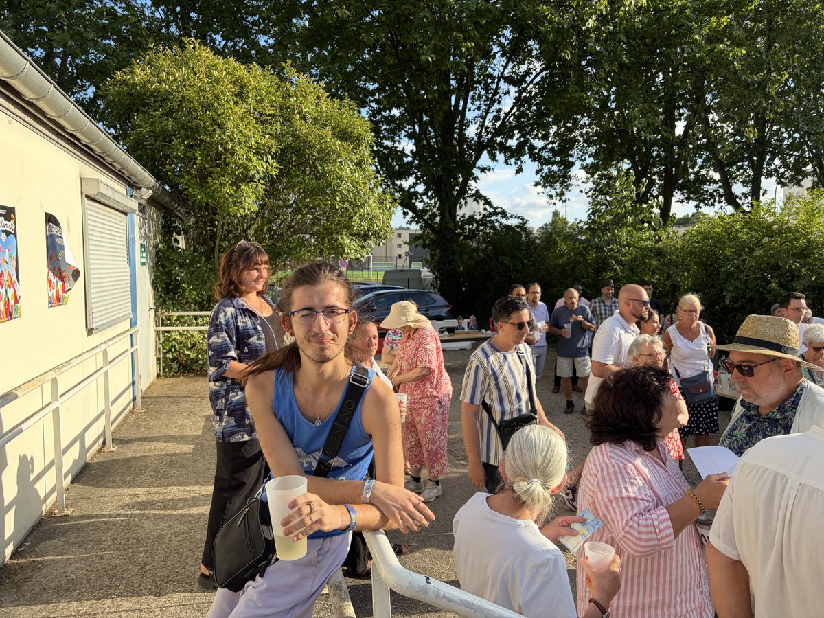 MHAmiable's tweet photo. Le plaisir d’accueillir @fabien_gay à Bagneux pour le rendez-vous de diffusion de la vignette de la fête de l’humanité organisé par les communistes de la ville. Merci aux amis Insoumis et Écologistes présents. 
@helenecillieres @realMaximeFaure https://t.co/EyOHqkv2Mt