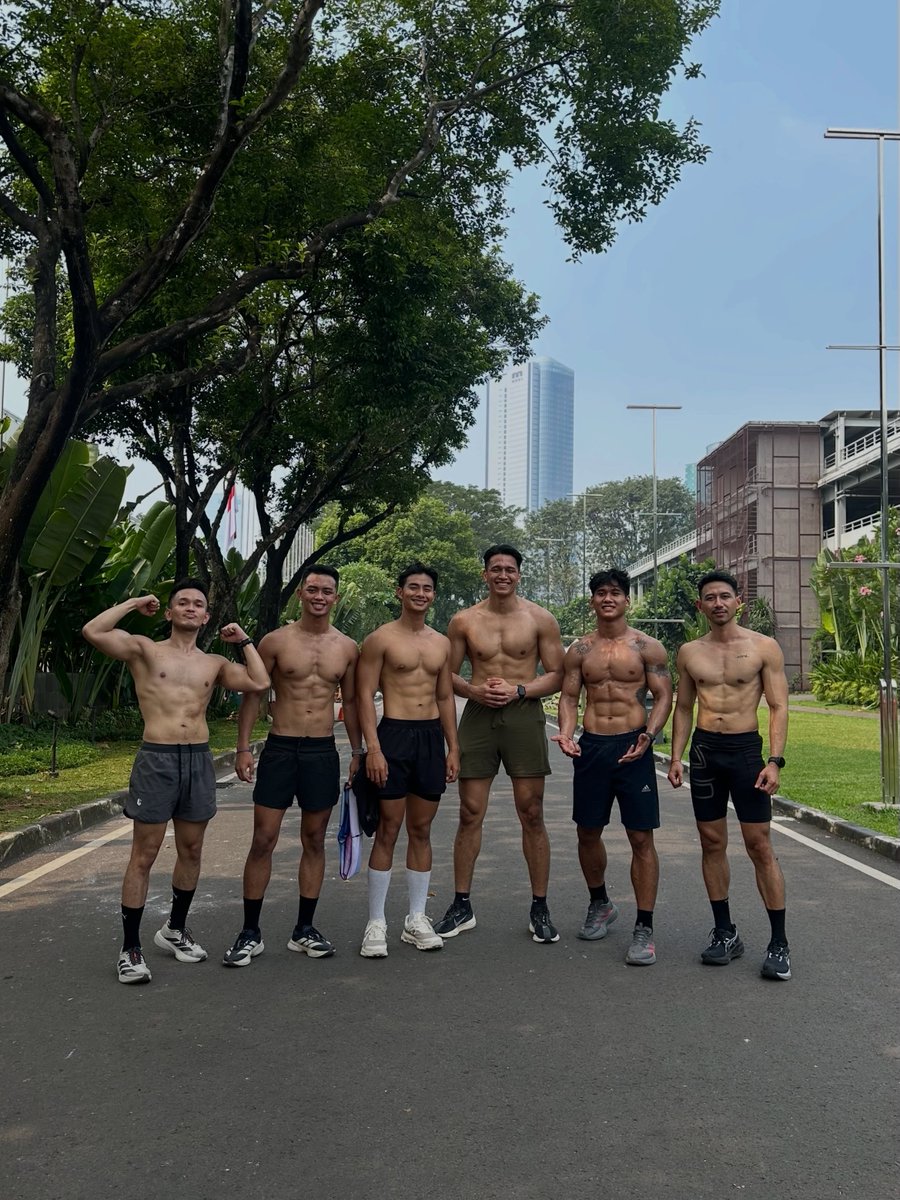 mrvvip's tweet photo. Galank Gunawan and some LOTY finalist shirtless on the street. #modelwatch https://t.co/U6t31tyAOO