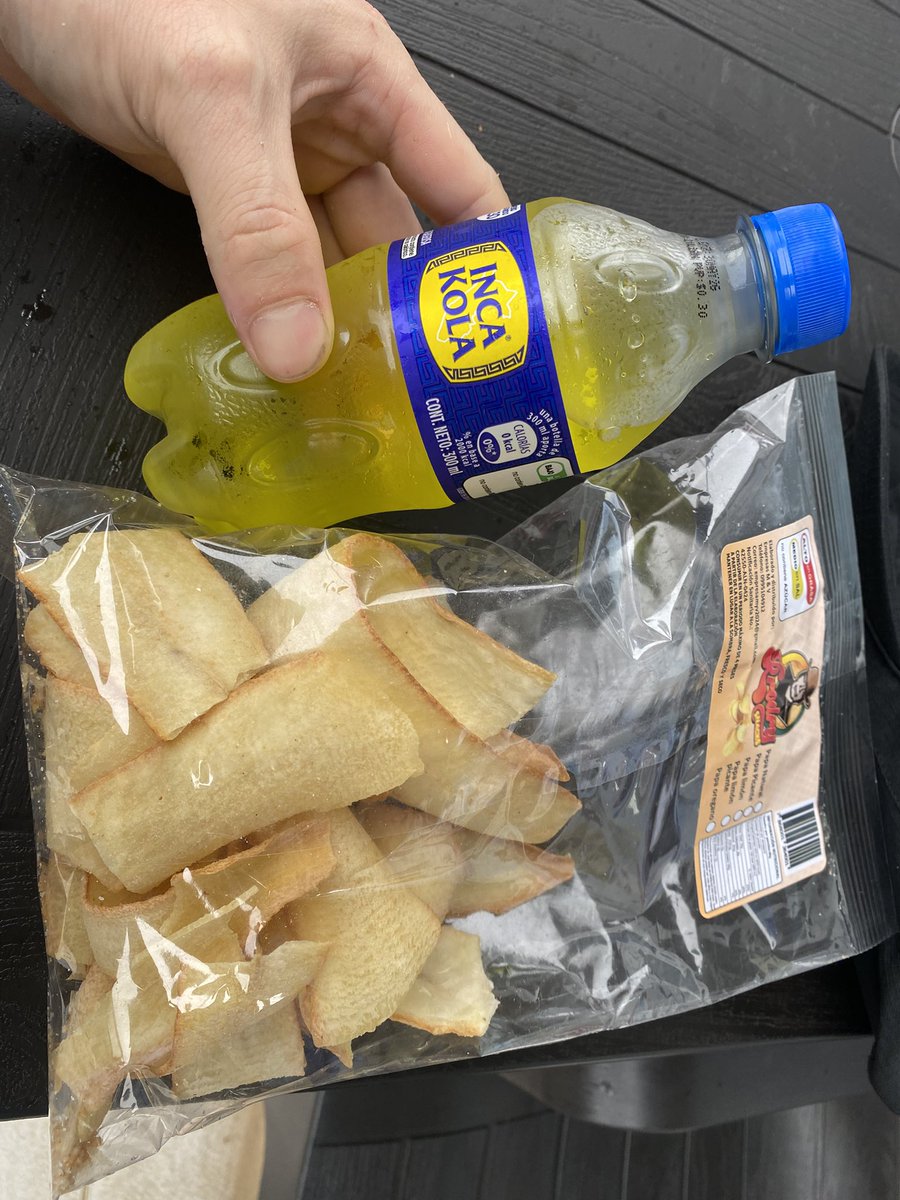 xtah325's tweet photo. インカコーラとユカチップス

最終日の朝に食べた朝食。一年草ではない木のトマト（タマリロ？）ジュースがパッションフルーツのような味でめっちゃ美味しかった https://t.co/24FTMafyd1