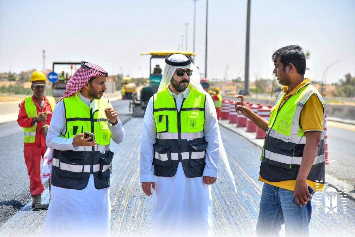 albosor_m's tweet photo. بمتابعة ميدانية مستمرة تواصل #بلدية_البصر ممثلة بفريق إدارة المشاريع أعمال صيانة الجزء الغربي من طريق الملك سلمان، لمتابعة سير التنفيذ والتأكد من الالتزام بالجدول الزمني وتطبيق أعلى معايير الجودة والسلامة، بما يضمن إنجاز المشروع وفق المواصفات الفنية المعتمدة.

#أمانة_منطقة_القصيم https://t.co/iq6mVvESjI