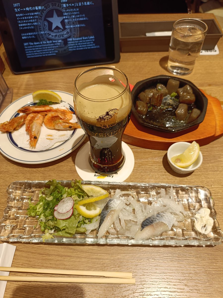 matsu_dtm's tweet photo. 関空経由でタイに向かいます。

羽田空港でビールが飲みたくなったのでライオンに入ったんだけど、なんか居酒屋みたいなメニューばっかり頼んでしまっている…。 https://t.co/wXvF4uC9Qk