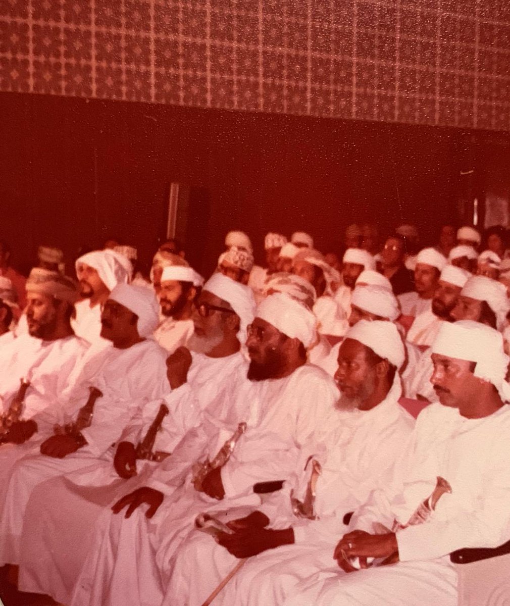 qal3ataltareekh's tweet photo. صورة نادرة، تضم كلا من شعراء عمان الكبار في عصرهم: الشيخ أبو سرور الجامعي (القاضي)، والشيخ أحمد بن عبدالله الحارثي (شاعر الشرق)، والشيخ عبدالله بن علي الخليلي (أمير البيان)، ويظهر بالصورة أصحاب المعالي السابقين: يحيى بن محفوظ المنذري، وحمود بن عبدالله الحارثي، وعبد العزيز الرواس. https://t.co/j0nOfUscGZ
