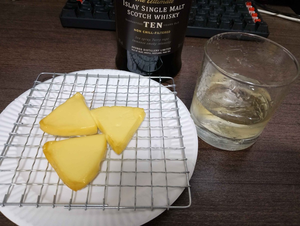afafahu's tweet photo. 燻製やってみた!チキって火を早く止めたせいで全然香りついてない(´;ω;｀)
美味いからOK!! https://t.co/cZDyYdJCmC