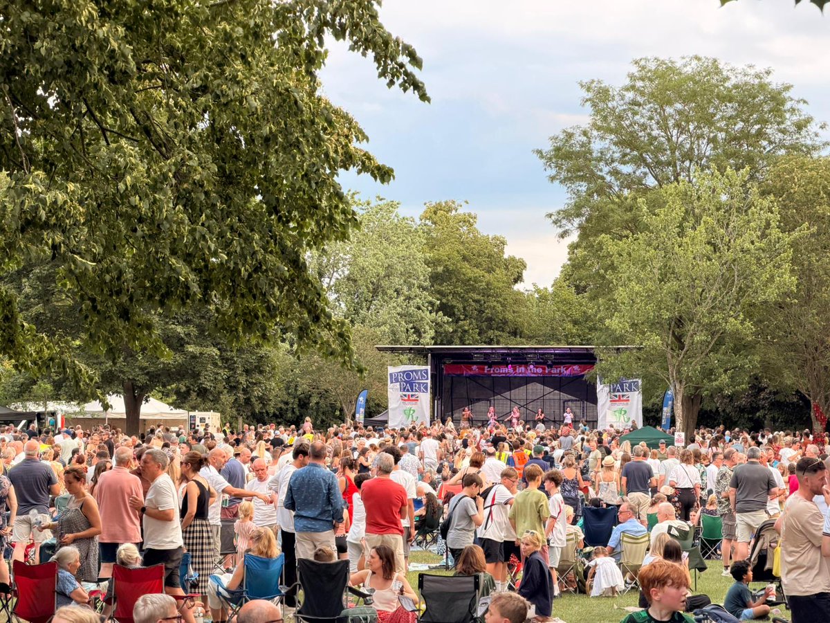Rushcliffe's tweet photo. 🗑️ Thank you to our brilliant Streetwise team who worked tirelessly throughout the day on Saturday at Proms in the Park to keep everywhere looking clean and tidy!

Their efforts saw our beautiful Bridgford Park swiftly return to its usual tranquility after thousands of visitors! https://t.co/cSrN69kZ4A
