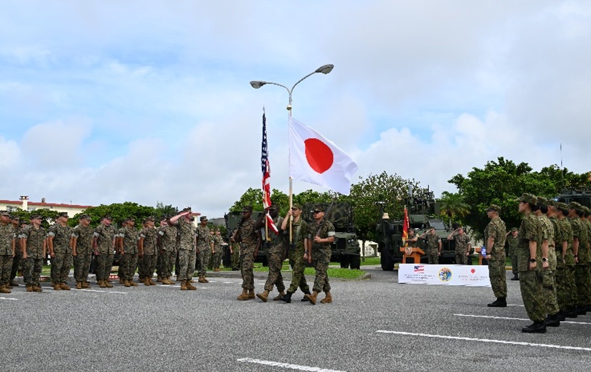JGSDF_WA_pr's tweet photo. 【 ＃ＲＤ２６ 】６月３０日（火） ＃西部方面隊は、国内における米海兵隊との実動訓練（レゾリュート・ド��ゴン２６（ＲＤ２６））を終了しました。九州・沖縄の主要演習場・駐屯地・基地において共に汗を流した日米の隊員たちは、島しょ防衛作戦に必要な機動展開、弾薬・補給品・物資等の輸送、沿岸監視、偵察・警戒監視、対艦戦闘、対着上陸戦闘、患者の治療・後送等の訓練を日米共同で実施し、その表情には強い達成感と信頼の絆が刻まれています。この実践的な訓練の成果が、日米同盟による抑止力及び共同対処能力の向上を確信させています。
https://t.co/pk6R8PrhcB
＃日米共同訓練 ＃抑止力 ＃ResoluteDragon ＃在日米第三海兵遠征軍 ＃ⅢMEF Marines