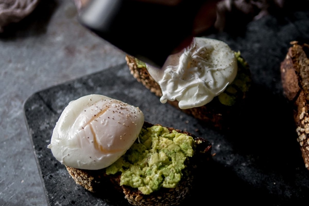 QromanT's tweet photo. Just grabbed the most satisfying warm avocado toast with a sprinkle of chili flakes and a poached egg — simple bites that hit so right on a busy weekday! https://t.co/qmk50BClPC