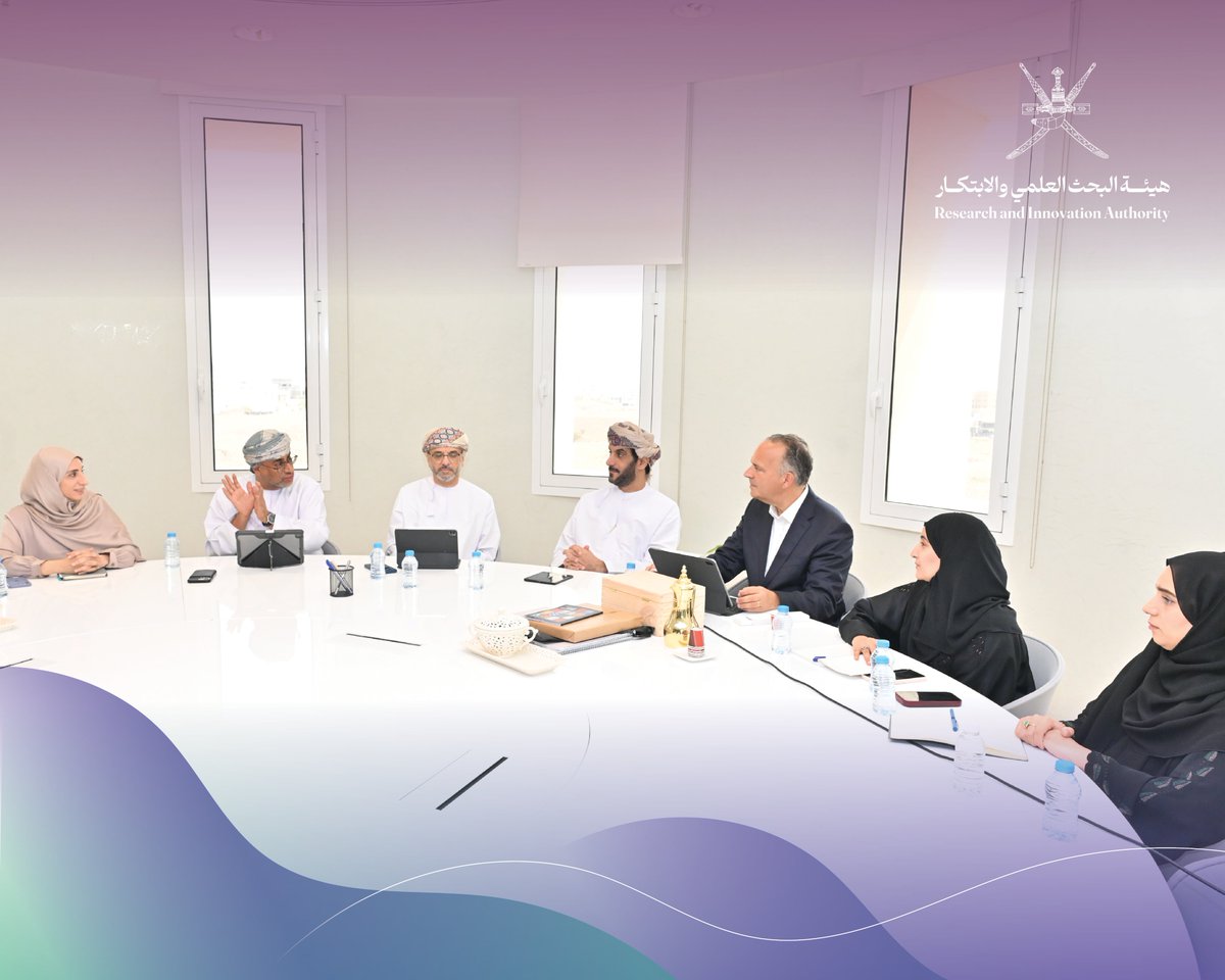 RIA_OMAN's tweet photo. في إطار تنفيذ مشروع إعداد المفهوم العمراني لمبنى مركز عُمان للموارد الوراثية الحيوانية والنباتية (#موارد) ب #مجمع_الابتكار_مسقط، واستكمالًا لمتطلبات المرحلة الحالية من المشروع، استقبلت هيئة البحث العلمي والابتكار المصمم المعماري الهولندي ميخيل ريديك، وذلك لمتابعة مراحل تطوير التصميم المفاهيمي للمبنى.

وخلال الزيارة، التقى المصمم المعماري بسعادة الدكتور سيف بن عبدالله الهدابي، رئيس هيئة البحث العلمي والابتكار، حيث استعرض أبرز ملامح المشروع وتوجهاته التصميمية، التي تهدف إلى إيجاد بيئة بحثية وابتكارية متكاملة تُعنى بحفظ ودراسة الموارد الوراثية الحيوانية والنباتية في سلطنة عُمان، وتسهم في تعزيز البحث العلمي والابتكار في هذا المجال الحيوي.

@mawaridom 
@IPMOman