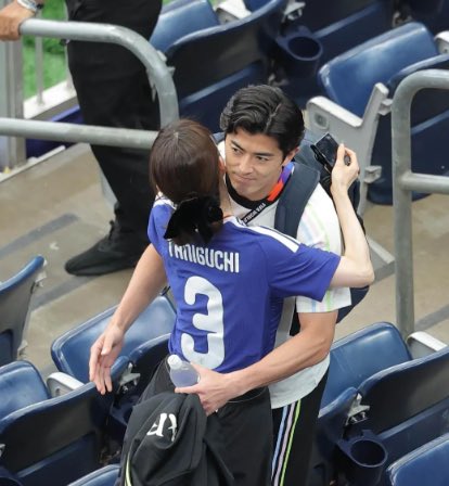 p_chiku_pa_chi's tweet photo. 【感涙】
敗北の直後、彼が真っ先に向かった場所。
日本の激闘が終わった瞬間。
カメラが捉えたのは、一人の男の「素顔」でした。

■ 孤独な戦いの終わり
日本代表の守備の要、谷口選手。
敗退が決まり、静まり返るスタジアム。
憔悴しきった彼が、迷わず駆け寄った相手。
それは、スタンドで待つ妻・泉里香さんでした。

■ 言葉を超えた抱擁
「お疲れ様」という言葉を交わす前。
彼はただ、彼女を強く抱きしめました。
華やかな舞台の裏側で、
最も近くで支え続けた存在への、究極の信頼。

■ 数字で見る絆
・W杯までの準備：約1,460日（4年間）
・抱擁の時間：わずか数秒
この一瞬の沈黙に、
100の言葉以上の感謝が詰まっていました。

■ 結論
最強のサポーターがいたからこそ、
彼は日本の壁として最後まで戦い抜けた。
敗北の淵で結ばれた絆は、何よりも美しい。

世界が震えた「愛」の瞬間。今はただ、ゆっくり休んでほしい。

この夫婦の絆に胸が熱くなった人は、リポストを。