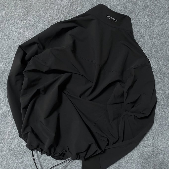 ebios1000's tweet photo. ARC'TERYXの中でもタウンユースとして特に人気の
 ”gamma jacket”🗼 

後ろ襟のロゴが抜群に可愛い＋
ゴテゴテしすぎてないからサラッと羽織りやすい❤️‍🔥

⚠️シーズンインしたらすーぐなくなるから
この時期から探しとくのがオススメ！ https://t.co/ySlQ39SW0G