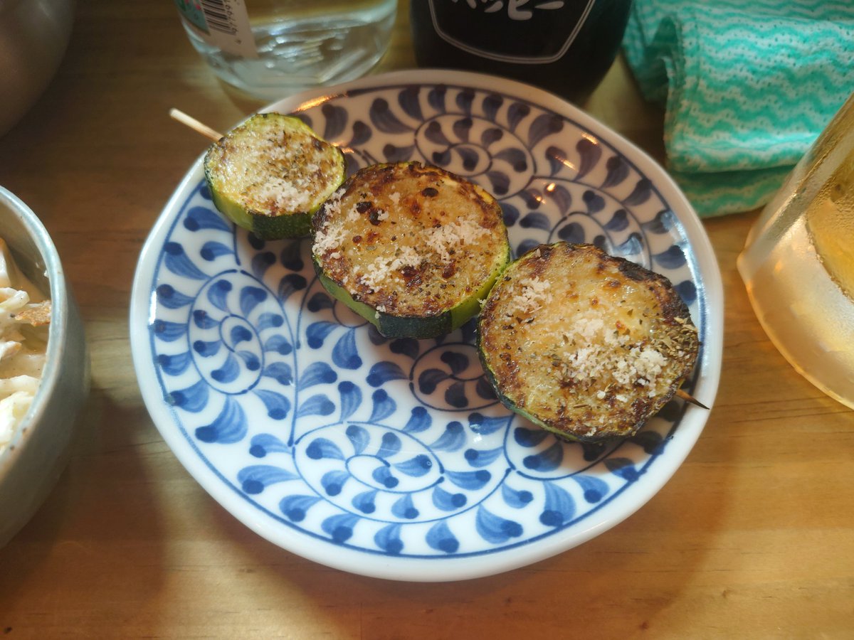 ne2ki's tweet photo. 炙り塩煮豚、ズッキーニ串
炭火で炙った煮豚がウメェのよ https://t.co/tv8fdFdZN4