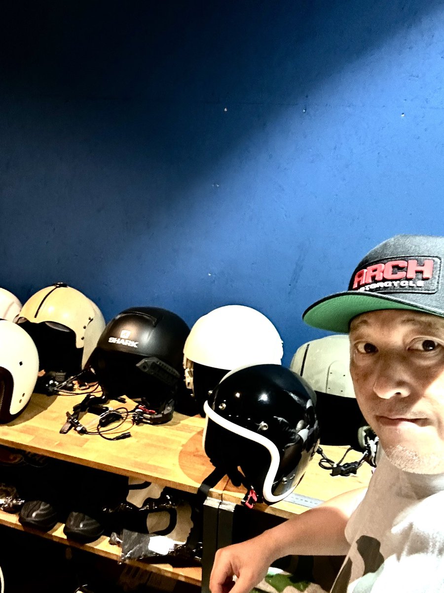 KAKUSEI_KAKUSEI's tweet photo. キアヌ・リーブスが立ち上げたバイクメーカー ”ARCH Motorcycle” からキャップとシャツが届きました。
キアヌの名言「デザインに『野心』を持っている。それこそが創造性を育てるものだ。」
引き続きできることから進めていこう!
#ArchMotorcycle https://t.co/3KTesISacC