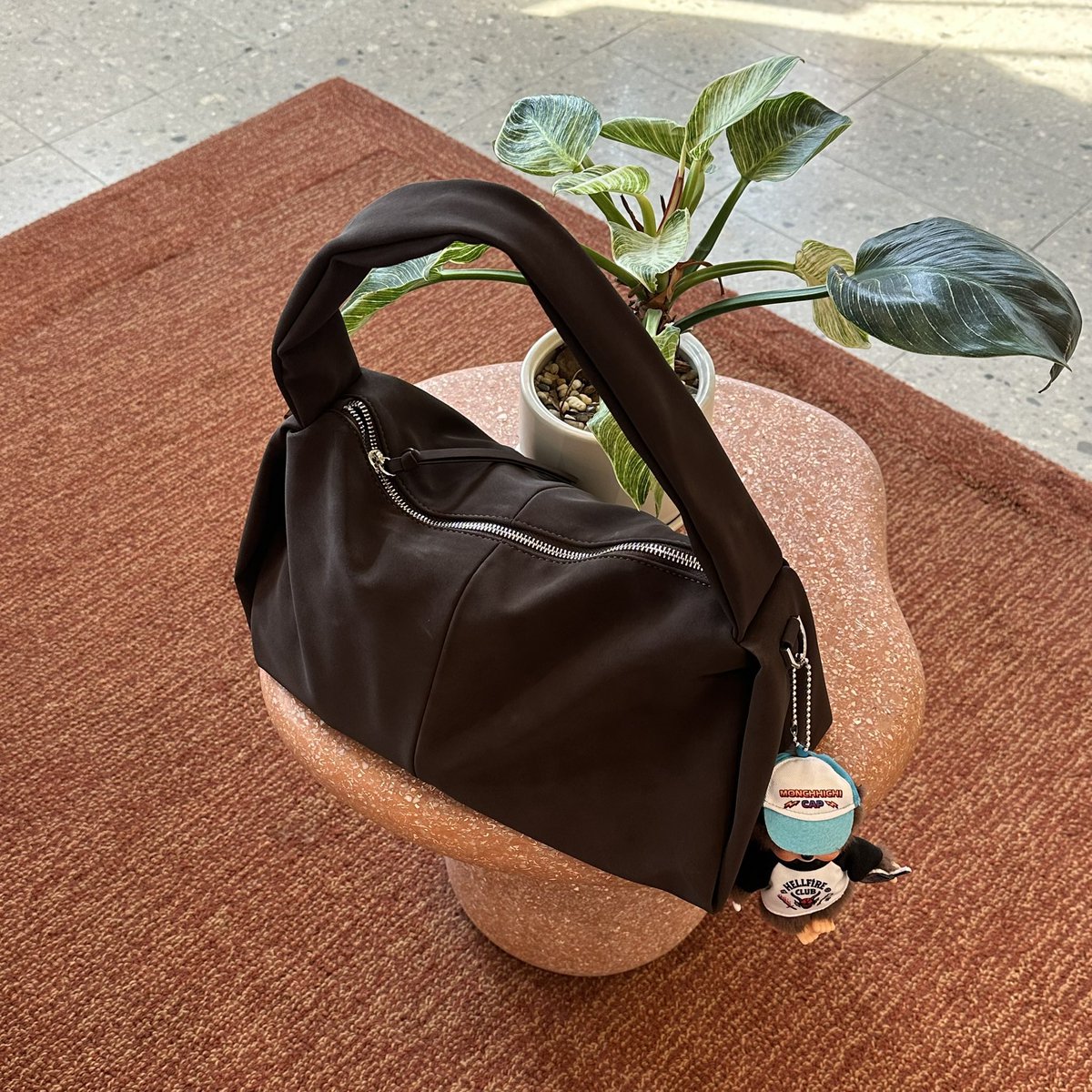 tamjaichunbkk's tweet photo. ใบนี้ใช้ดีจนเพื่อนยืมไปใช้ 🤏🏻 กับน้อง slouchy hobo ตอบโจทย์สาวแบกบ้านที่อยากได้กระเป๋าขนาดไม่ใหญ่ แต่จุของได้เยอะ สะพายขึ้นไหล่แล้ว “ไม่เจ็บเลย” น้ำหนักเบาและมีซิปรูด ไม่เปื้อนง่าย https://t.co/W7H0HDcw2u