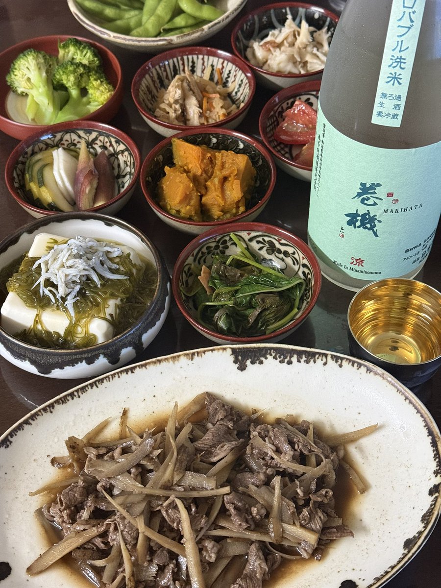 sake_mama's tweet photo. 今日はちょこちょこおつまみ
・牛肉とごぼうの煮物
・しらすめかぶ豆腐
・モロヘイヤのお浸し
・かぼちゃの煮物
・切干大根の煮物
・花びら茸の梅醤和え
・トマトの和風ドレ和え
・蒸しブロッコリー
・枝豆
・ぬか漬け
高千代酒造の巻機を飲る。うまし。
#おうちごはん #日本酒 https://t.co/tn1re9u6fF