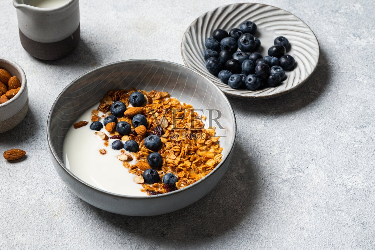 voicy111's tweet photo. Just tested the new wild blueberry oat granola—crunchy, naturally sweet, no weird additives! Perfect for morning yogurt bowls or on-the-go snacks.  #SnackFind， https://t.co/7R9rZiYPTI