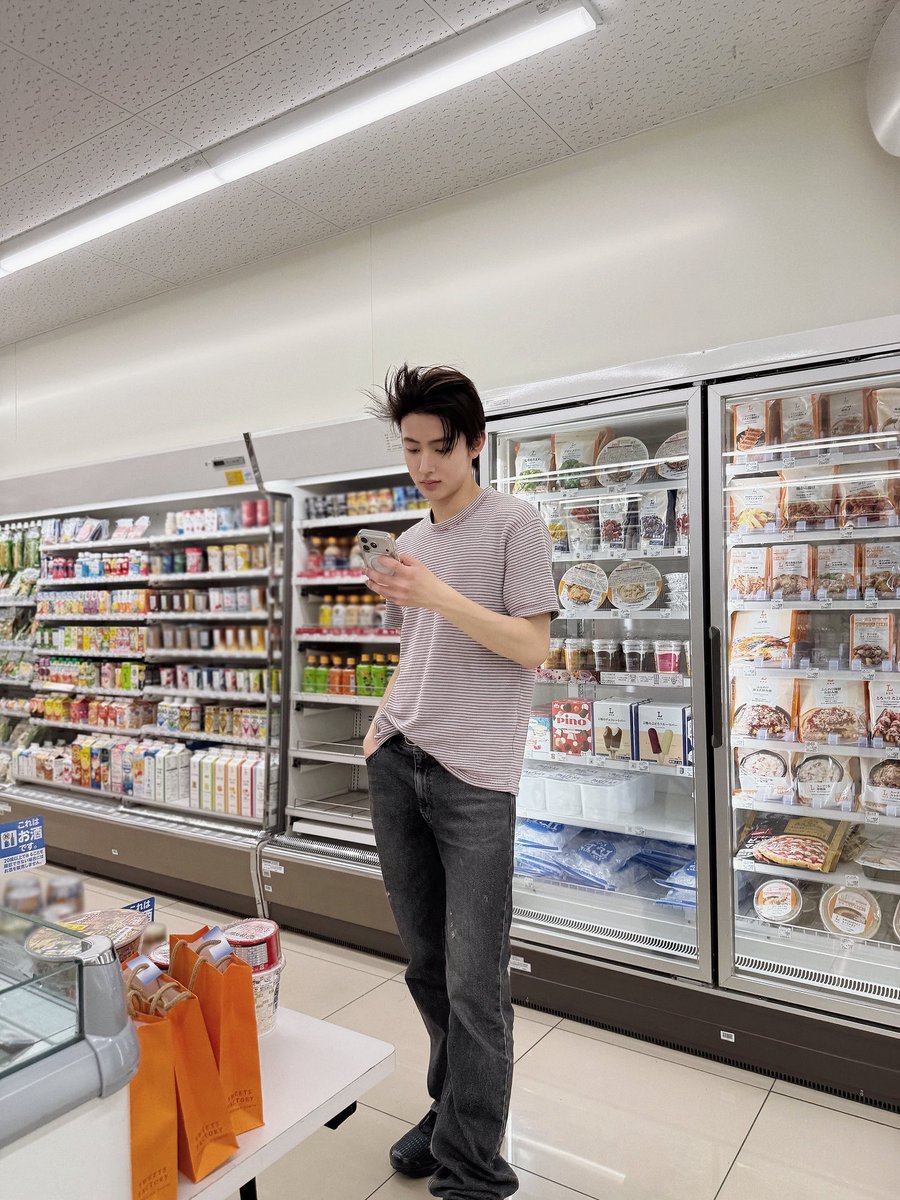 whaleocket's tweet photo. ใช้โทรศัพท์รุ่นอะไรทำไมหล่อจัง งง https://t.co/nJFRoIGR3G