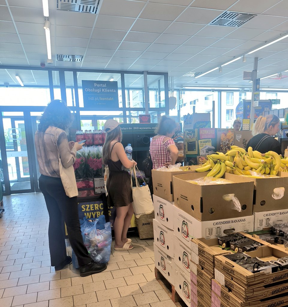 Dan_Liszkiewicz's tweet photo. Najwyższy poziom inżynierii społecznej: wmówić ludziom, że najpierw muszą zapłacić za swoje śmieci żeby potem jeszcze odstać swoje w kolejce żeby móc się ich pozbyć. https://t.co/Bu0cS1dJc0