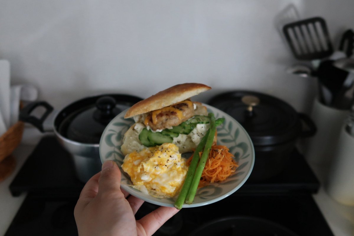 pocchi773's tweet photo. お弁当の残り。お昼ごはんはミニハンバーガー🍔✨ https://t.co/3HIfJK7tlP