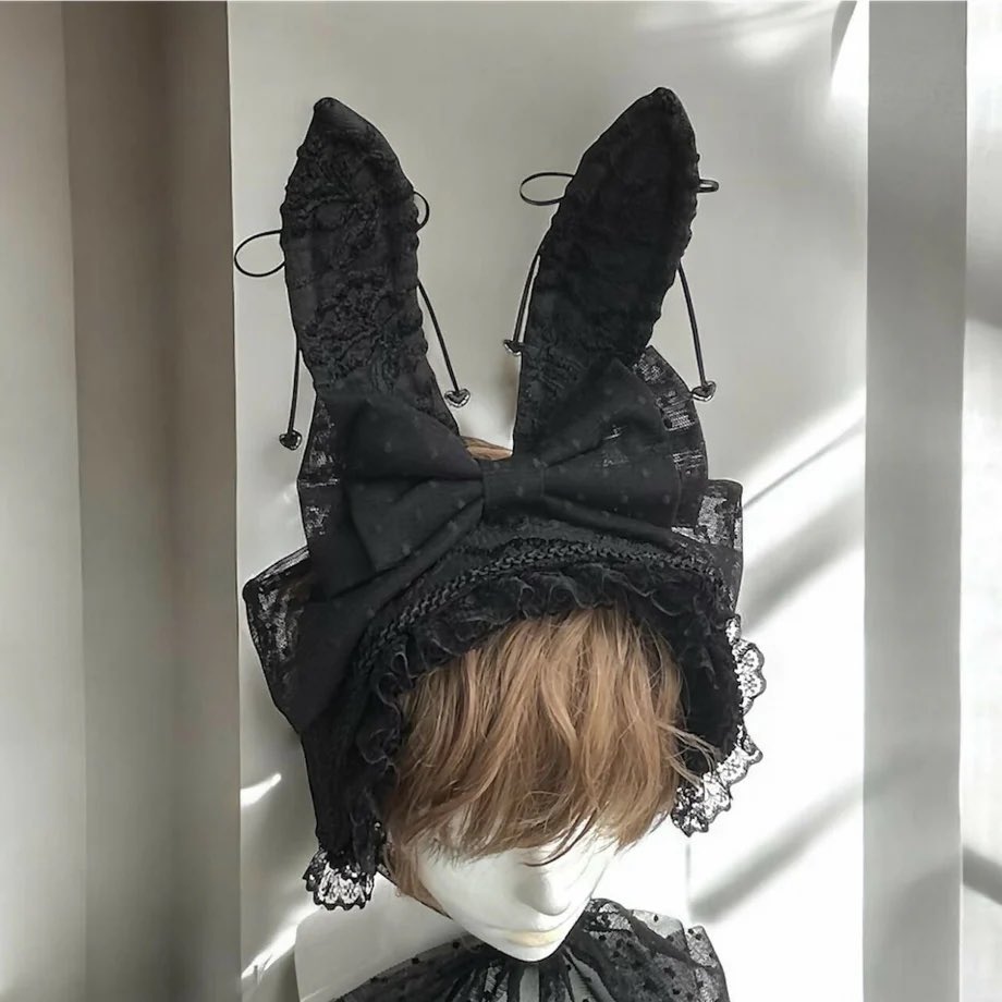 Goth_LoliMarket's tweet photo. 🛒うさぎのハーフボンネット¥14,500
ブラック/リボンブローチ付き
https://t.co/LPFPAURPAG
🛒Coenobita
https://t.co/8Lx9kW6fR2
耳後ろの編み上げリボンもポイント🎀
𓊆 #ゴスロリマーケット #GLMall 𓊇 https://t.co/cVLe7D8FAP