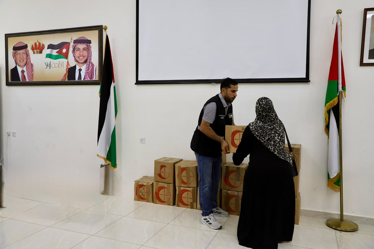 _jhco's tweet photo. ووصولًا إلى محافظة إربد، تواصل الهيئة الخيرية الأردنية الهاشمية توزيع الطرود الغذائية على اللاجئين الفلسطينيين، بدعم من Music for Peace، ضمن جهودها الإنسانية المستمرة للوصول إلى الأسر الأكثر احتياجًا في مختلف محافظات المملكة، والمساهمة في توفير احتياجاتها الأساسية والتخفيف من الأعباء المعيشية.