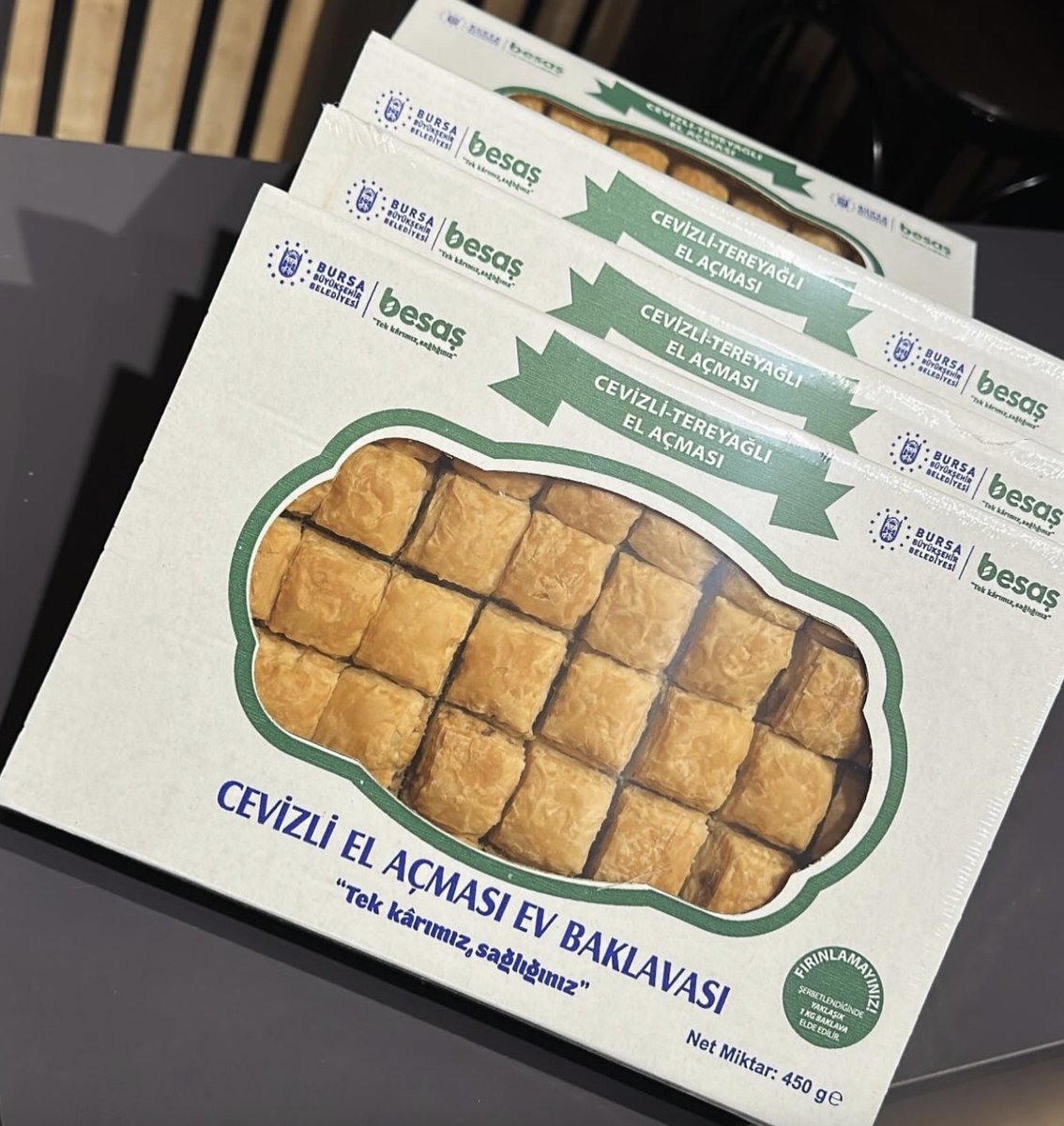 gidadedektifi's tweet photo. Bursa Belediyesi tarafından "tereyağlı" olarak beyan edilen baklavadaki tereyağ oranı bilinmiyor.
Üründe ayrıca içerik sıralamasına göre tereyağdan daha yüksek oranda margarin yer alıyor. Margarinin detayları ve bitkisel yağ içeriği de beyan edilmiyor.
Bu ürünleri kim denetliyor?
https://t.co/nbu1hAbQpN
@TCTarim 
@bursabuyuksehir