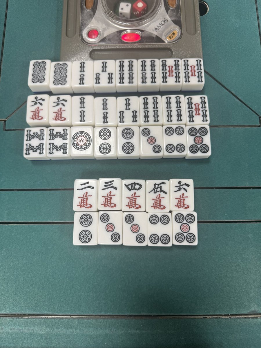 shinoharasaemi's tweet photo. 昨日は勉強会だったので話題の6/26のMトーナメントのある局面(画像1)なにを切るのがいいのか先生に聞いてみた

📍2件立直に通りやすい牌はなにか

北家は2の対子落としで立直だった

2枚目の牌姿でなにが放銃確率が少ない且つ次の順まで凌げるかを考えた

3sがあたる可能性として考えられる形は
3枚目の画像

88p234455s(画像一番上)以外は
対子落としにより否定できる

ただ今回は自分の手に
3sが暗刻5sが対子のためほぼないと推測される

そのため2対子切り立直には3sがかなり当たりにくいので3sを切りたい

⚠️24で黙聴両面変化
3色で残していた可能性も考える

#勉強会記録