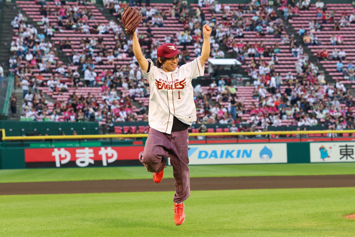 rakuten_hochi's tweet photo. セレモニアルピッチを行ったエバース
（写真は楽天野球団提供） https://t.co/tjznzWGdvD