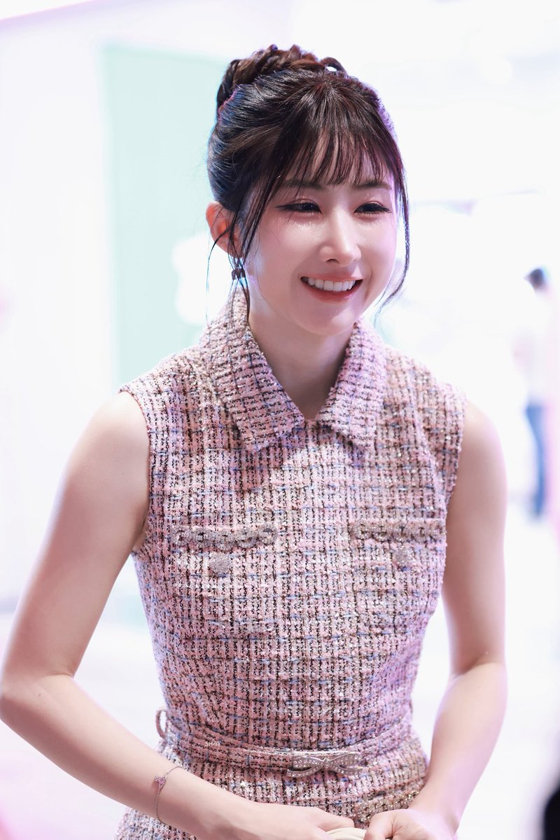 xyomyboo's tweet photo. she’s smiling so much lately there’s nothing more precious than this right here 🥺🤏

EVEANDBOY CAFE  NOSE TEA  APASRA
#YokoAtEVEANDBOY https://t.co/CBswEKsrmn