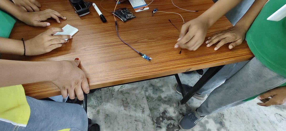 ATAL_VWIA's tweet photo. LED Activity using IR sensor
For STD-8B
No. of beneficiaries - 27

@NITIAayog 
@InfoGujcost 
@csc_mahisagar https://t.co/WMZsbY2SUF