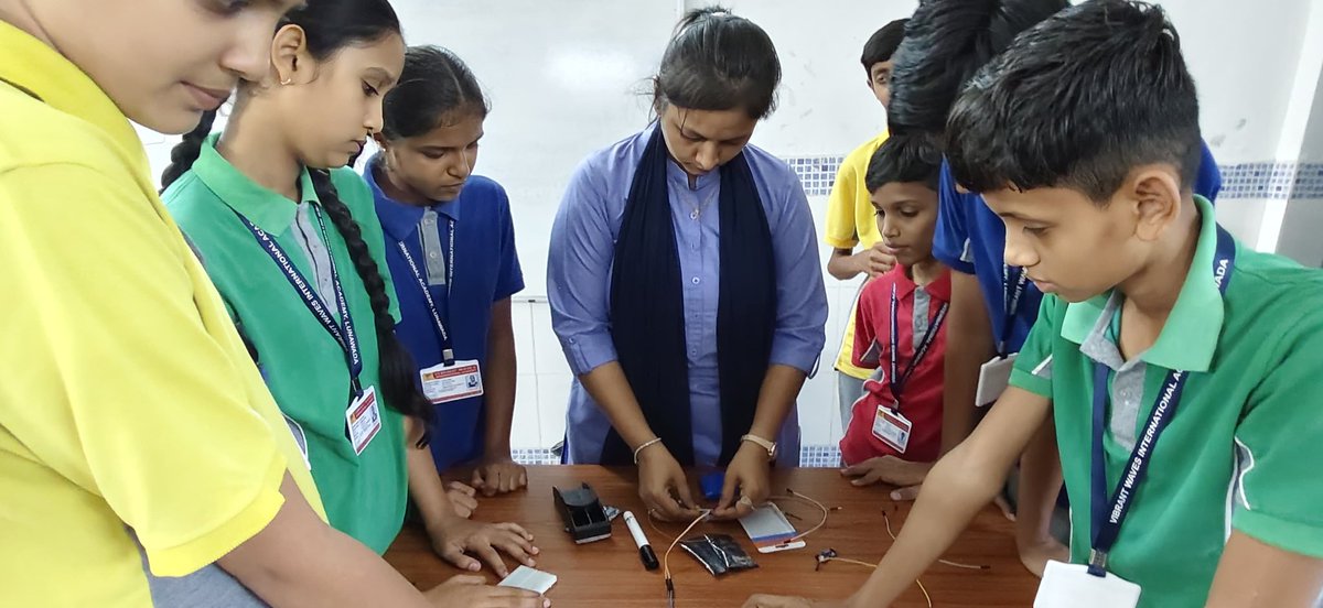 ATAL_VWIA's tweet photo. LED Activity using IR sensor
For STD-8B
No. of beneficiaries - 27

@NITIAayog 
@InfoGujcost 
@csc_mahisagar https://t.co/WMZsbY2SUF