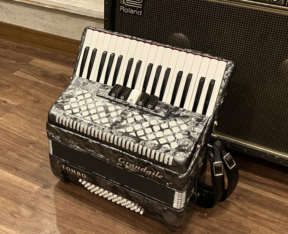 nagargo's tweet photo. 7か月ぶりのスタジオ。
右足の悪癖はまったく変わってなかった。アコーディオンも連れてきた。 https://t.co/J9MgoX6FTw